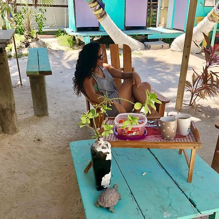 Tropical Oasis Hostel Caye Corker Exterior photo