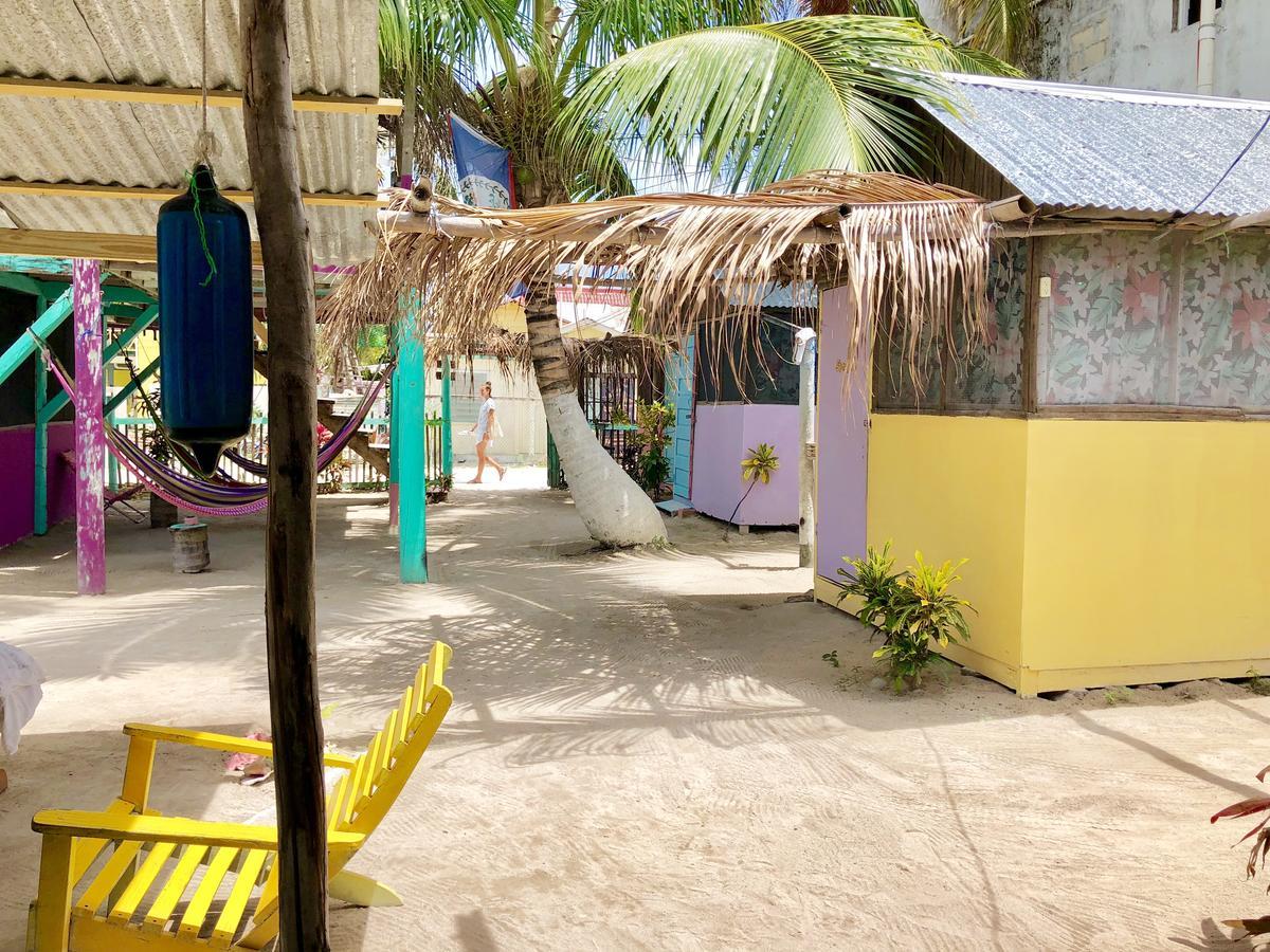 Tropical Oasis Hostel Caye Corker Exterior photo