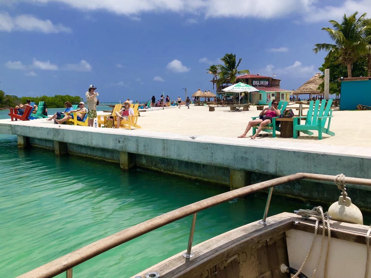Tropical Oasis Hostel Caye Corker Exterior photo